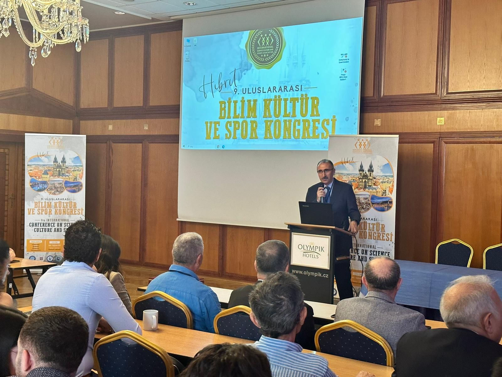 REKTÖR PROF. DR. GÖKTAŞ’A ÇEKYA’DA BİLİME KATKI ÖDÜLÜ VERİLDİ