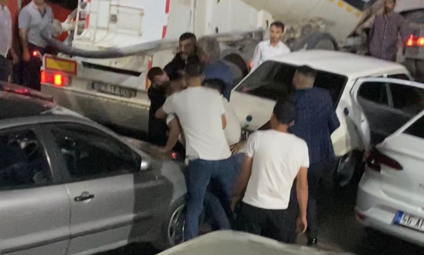 KENDİSİNE SALDIRAN ALKOLLÜ EKİBİ SUYUN ÜSTÜNDE DAKİKALARCA DÖVDÜ