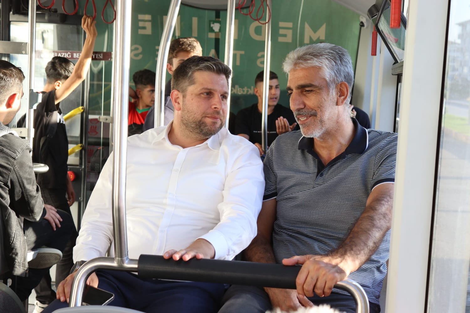 Milletvekili Elazığ’da Belediye Otobüsü ile seyahat ederek vatandaşlar ile sohbet etti