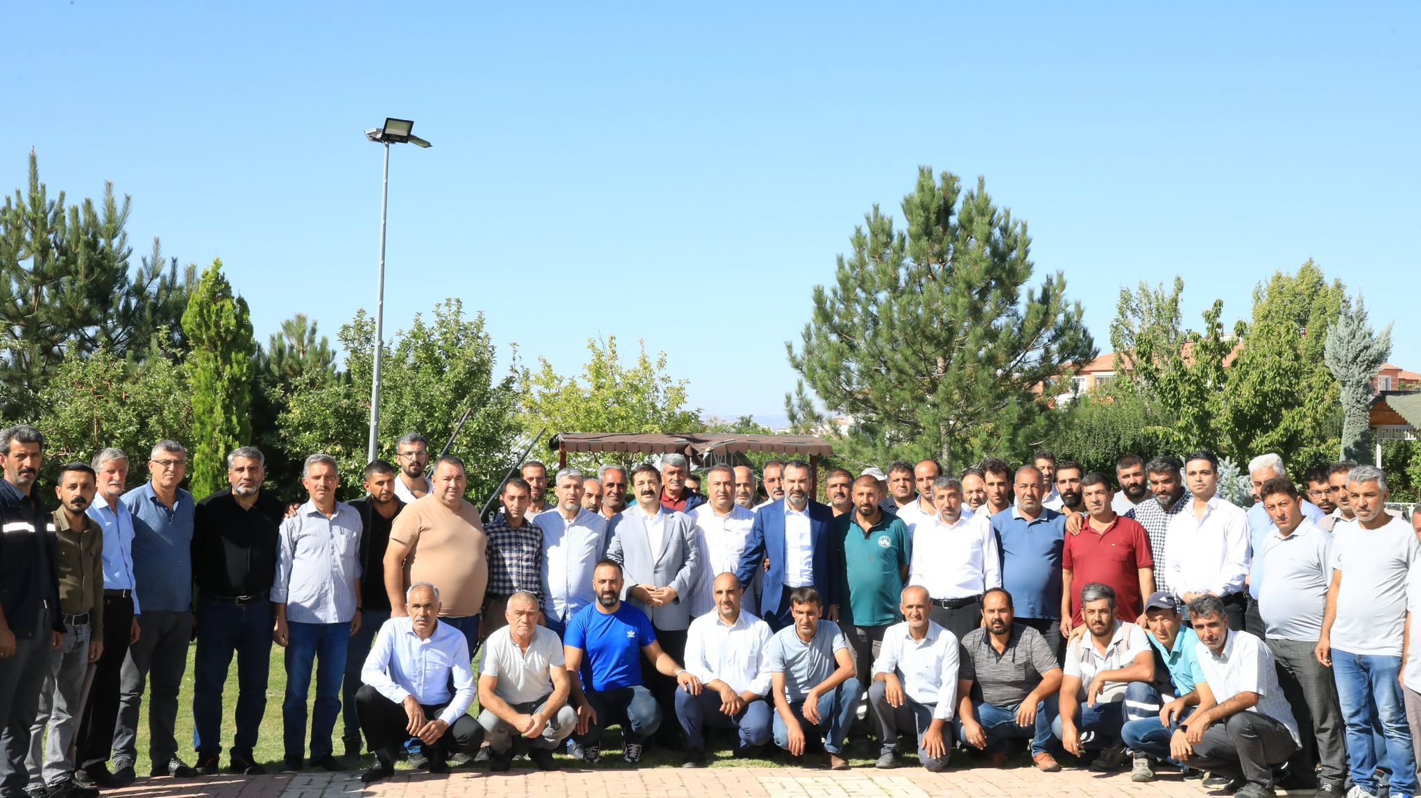 BAŞKAN ŞERİFOĞULLARI, PARK VE BAHÇELER MÜDÜRLÜĞÜ PERSONELLERİ İLE BİR ARAYA GELDİ