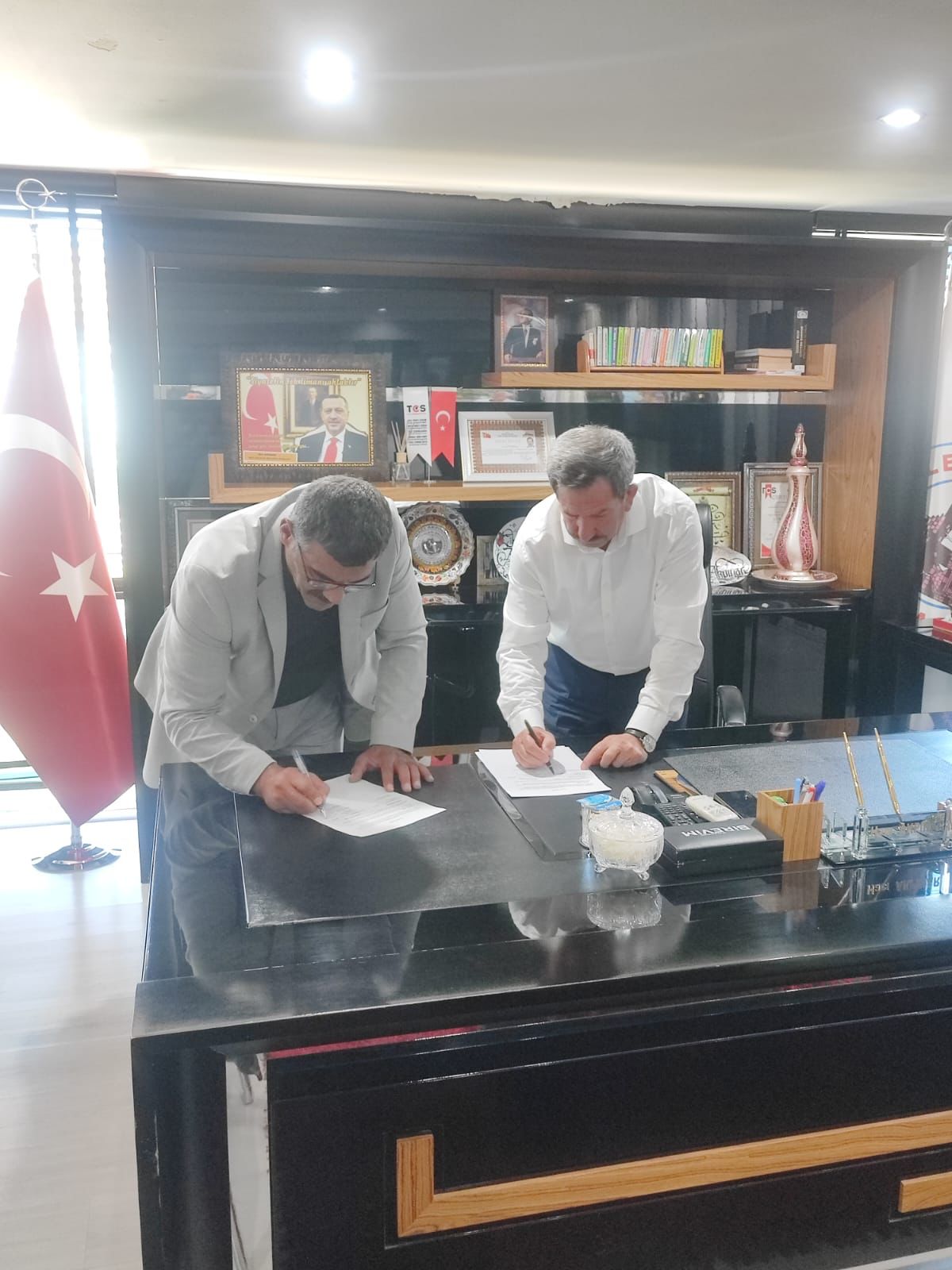 Hizmet-İş Sendikası ile Kovancılar Belediyesi arasında ek protokol yapıldı.