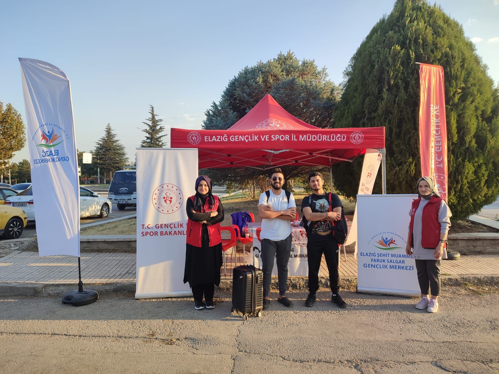 YENİ YUVANIZA HOŞ GELDİNİZ GENÇLER
