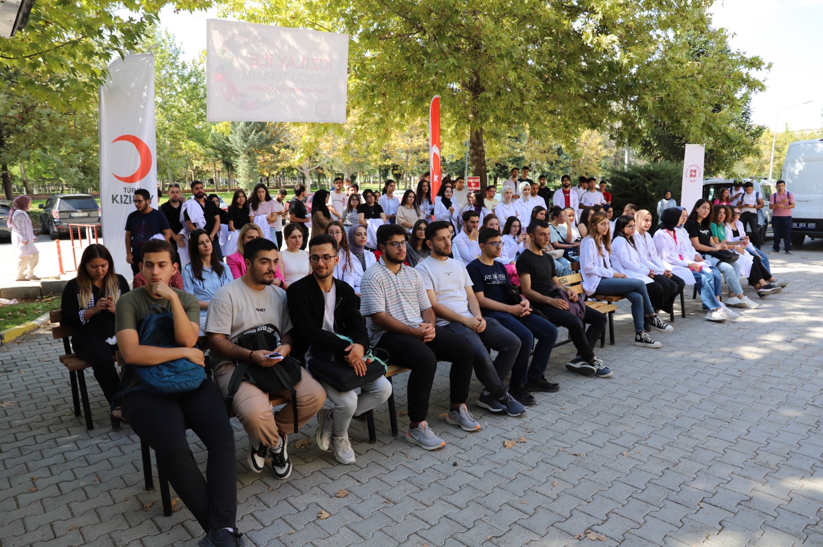 TIP FAKÜLTESİ ÖĞRENCİLERİNE AFETLERDE ÇADIR KURMA EĞİTİMİ VERİLDİ