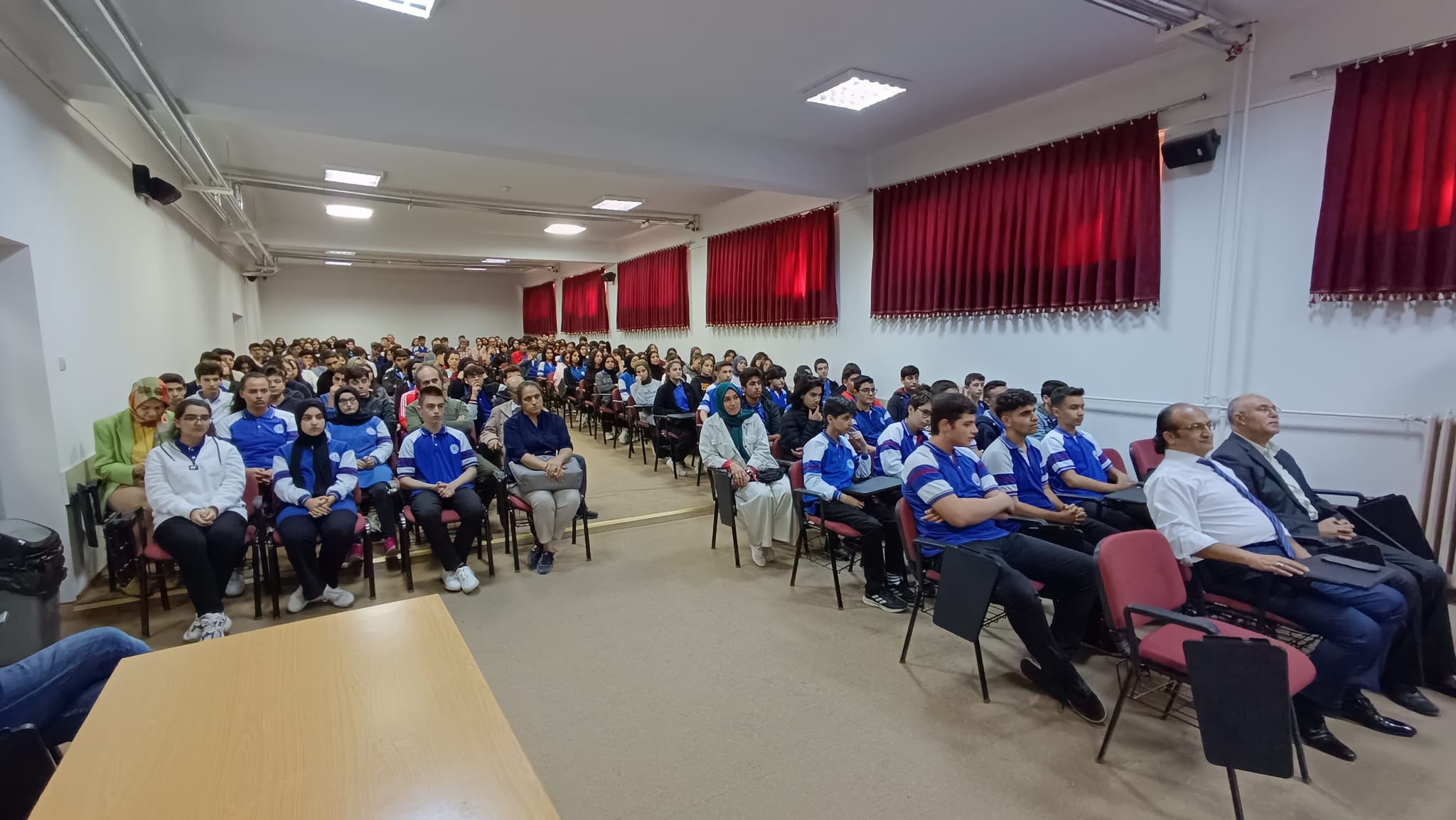Elâzığ’a gelen şair ve yazarlar, okullarda öğrencilerle buluştu.