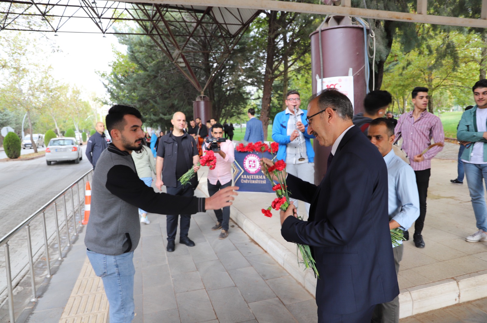 FIRAT ÜNİVERSİTESİ ÖĞRENCİLERİNİ DAVUL VE KLARNETLE KARŞILADI