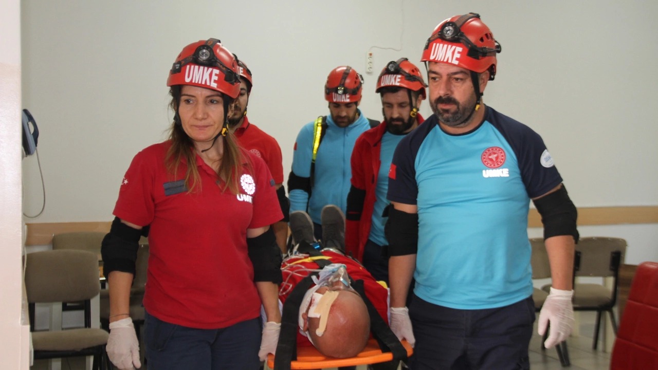 OKULLARDA DEPREM VE YANGIN TATBİKATI YAPILDI