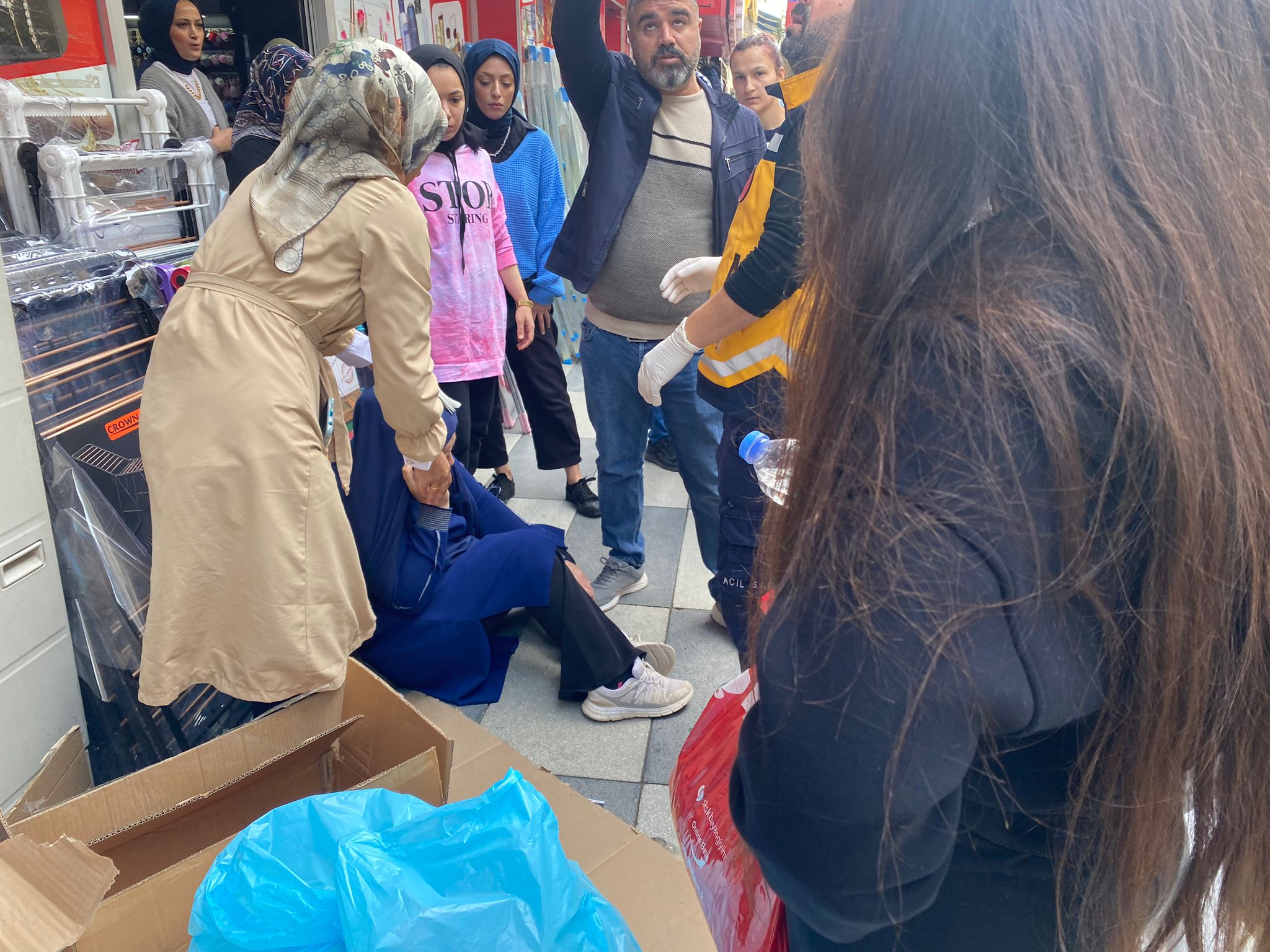KÜÇÜK ÇOCUĞUN BALKONDAN ATTIĞI BİBERON YOLDAN GEÇEN KADINI YARALADI