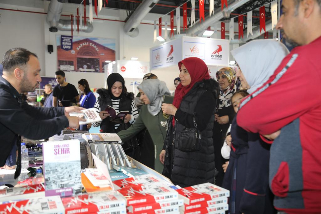 ELAZIĞ BELEDİYESİ KİTAP FUARI’NA ÇEVRE İLLERDEN DE YOĞUN İLGİ