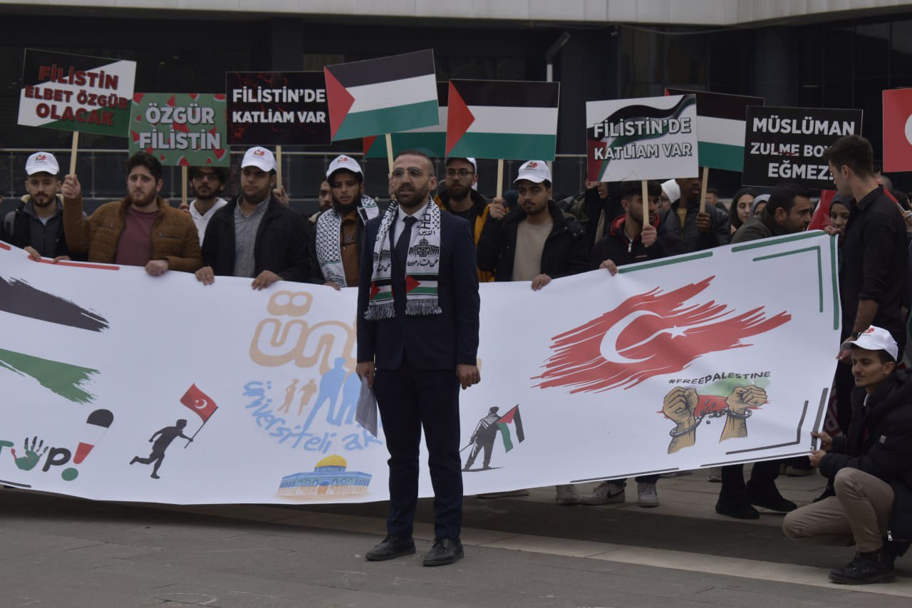 ÜniAK Elazığ, Filistin’de yaşanan soykırımı protesto etmek için yürüyüş düzenledi.