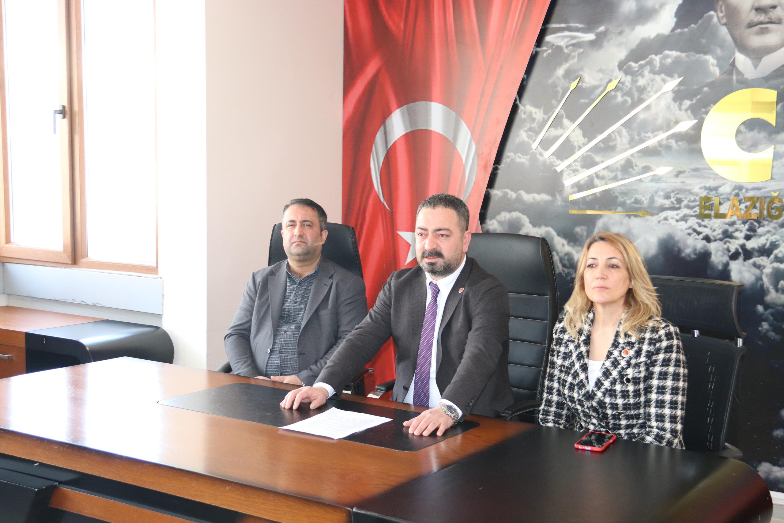CHP İL BAŞKANI ÖZKAN: ”CHP OLARAK A4 KAĞIDINA YAZILAN 2 PARAGRAFA DEĞİL, TERÖRÜ LANETLEYEN BİLDİRİMİZE İMZA ATTIK”
