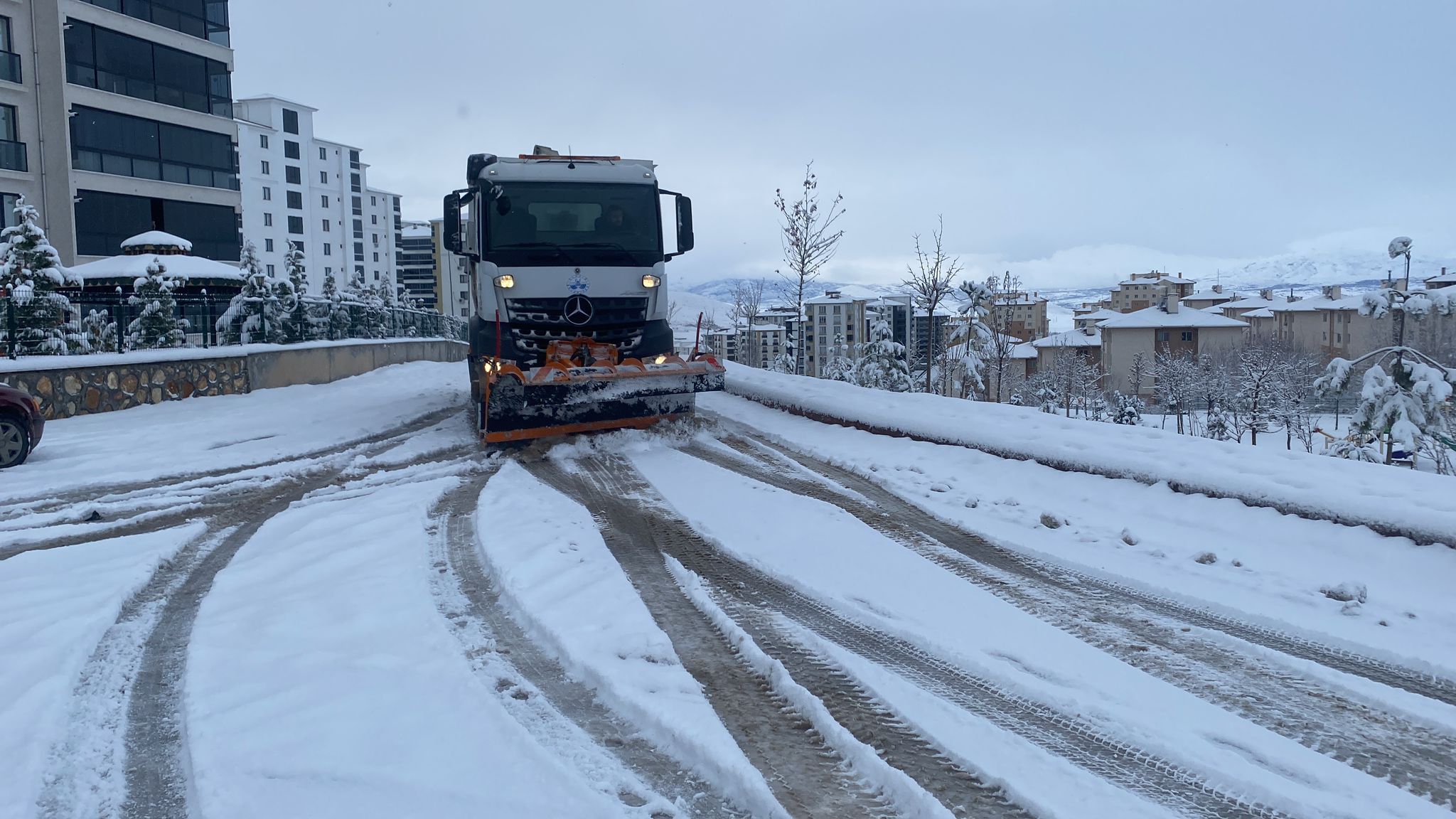 ELAZIĞ BELEDİYESİ’NDEN KENT GENELİNDE KARLA MÜCADELE ÇALIŞMASI