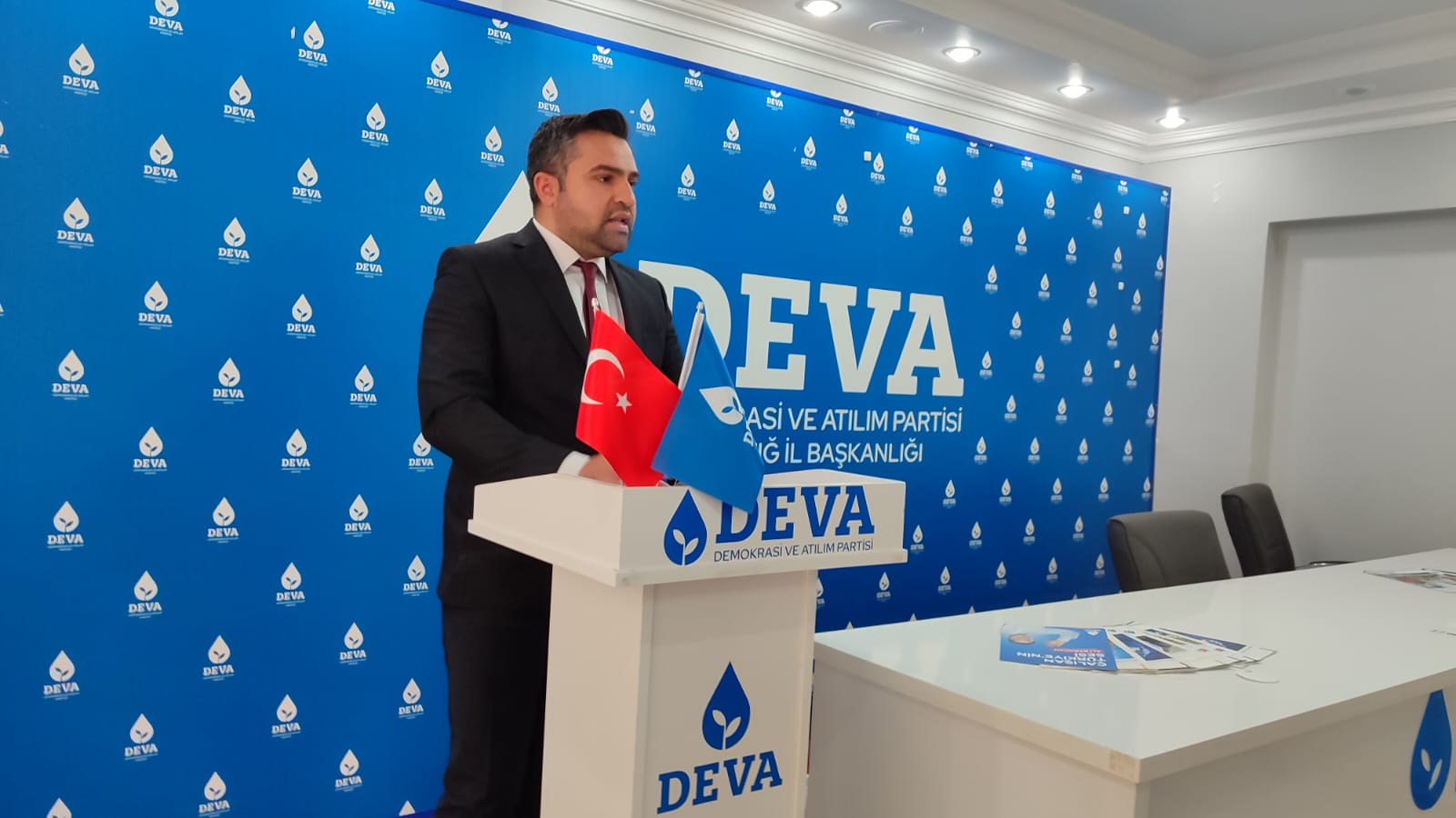 PROJE TANITIM TOPLANTISINDA KONUŞAN CEYLAN: ” BİZ SİZLERE MUTLU KENTİN, MUTLU İNSANLARI OLMAYI VAADEDİYORUZ”