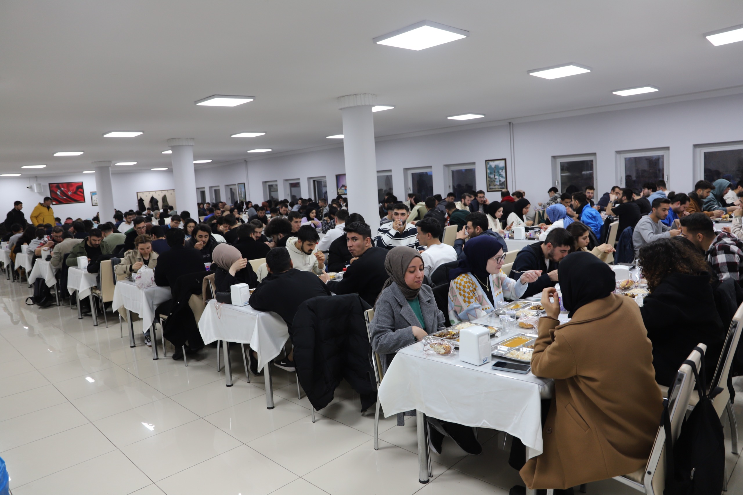 FIRAT ÜNİVERSİTESİ’NDE İLK İFTAR BİNLERCE ÖĞRENCİNİN KATILIMIYLA YAPILDI
