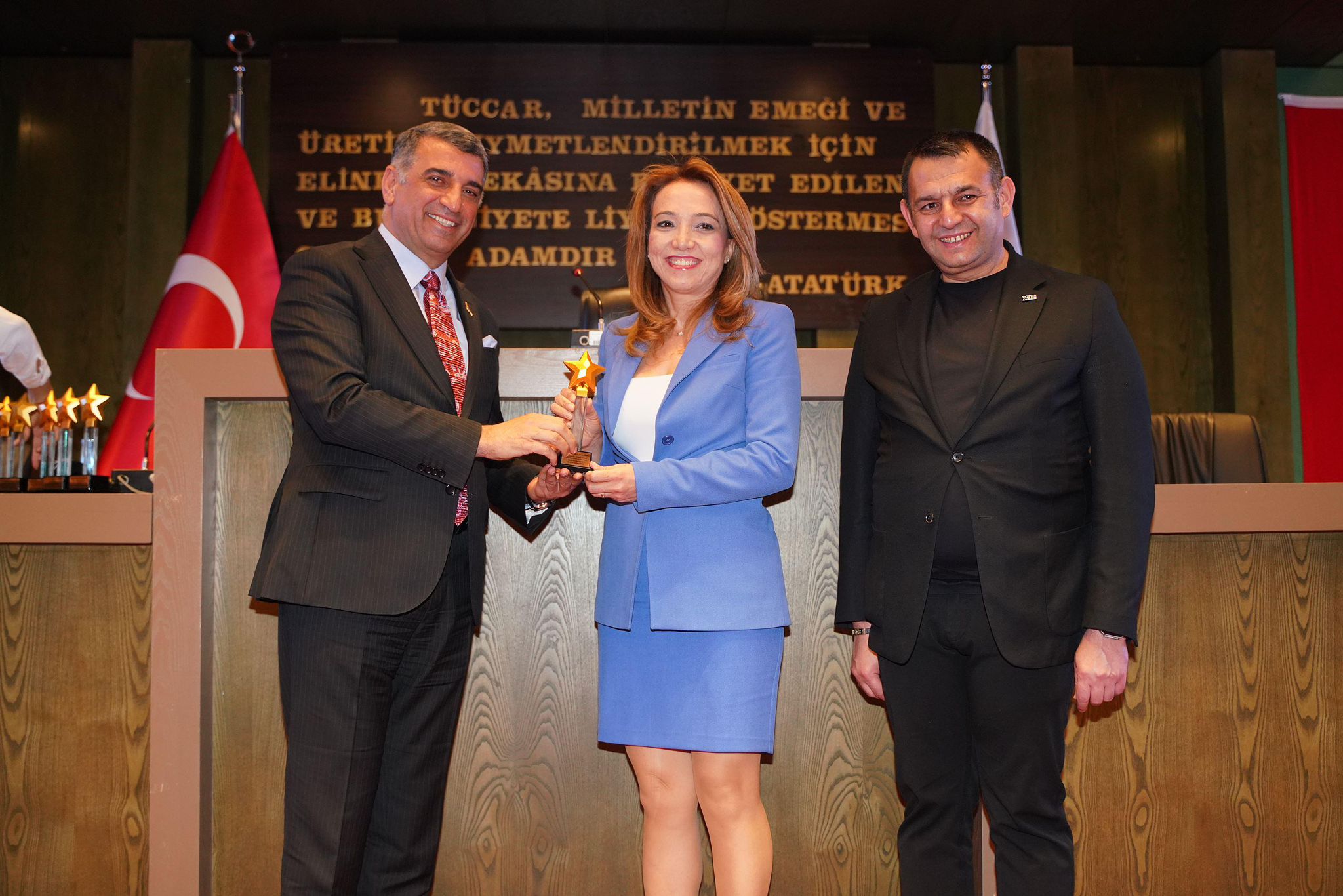 CHP ELAZIĞ MİLLETVEKİLİ GÜRSEL EROL, YILIN EN İYİ SİYASETÇİSİ ÖDÜLÜNÜ ALDI