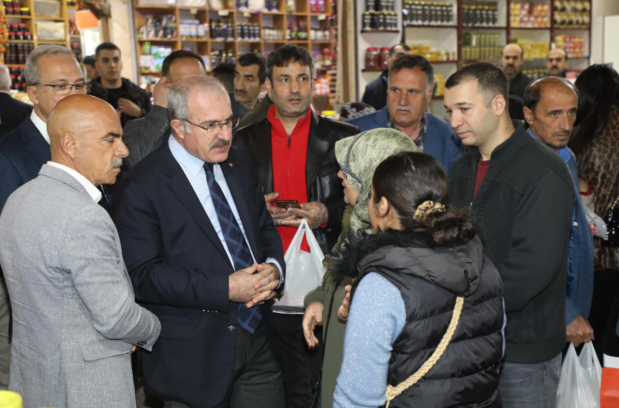 VALİ TORAMAN ESNAF VE VATANDAŞLARLA BAYRAMLAŞTI