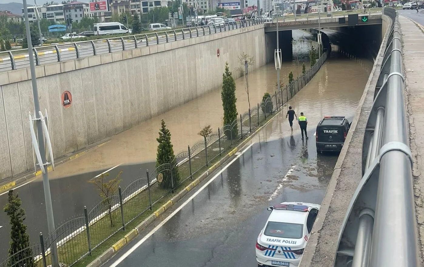 ELAZIĞ’DA HER YAĞMUR SONRASI BENZER GÖRÜNTÜLER…..VATANDAŞLAR DA, SÜRÜCÜLER DE İSYAN EDİYOR