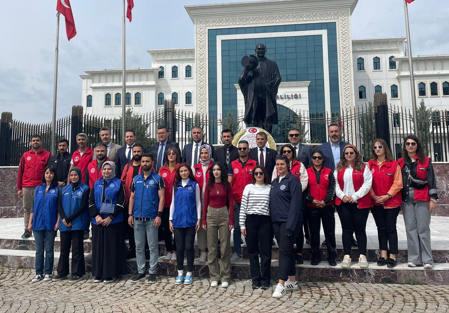 15 – 21 Mayıs Gençlik Haftası Kutlamaları Çelenk Sunumuyla Başladı.