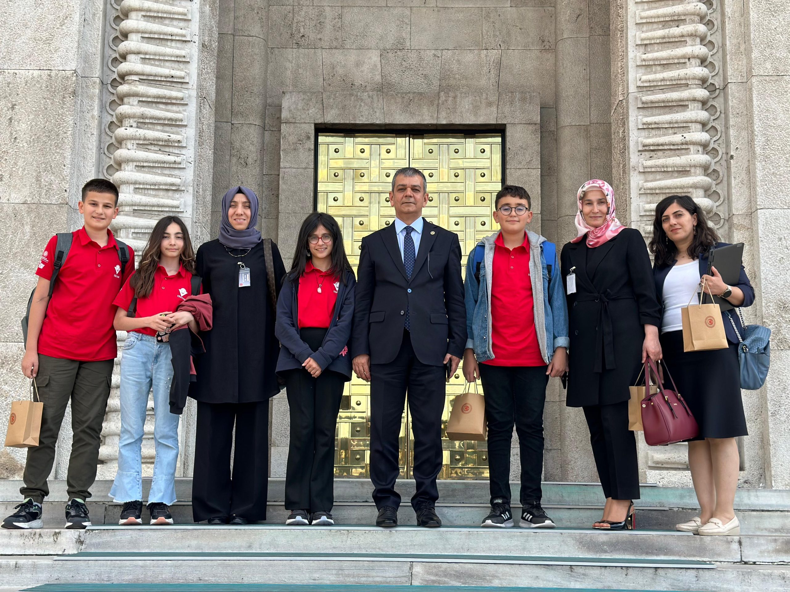 Prof. Dr. Erol Keleş, TÜBİTAK Ortaokul ve Lise Araştırma Projeleri Finalistlerini TBMM’de Ağırladı