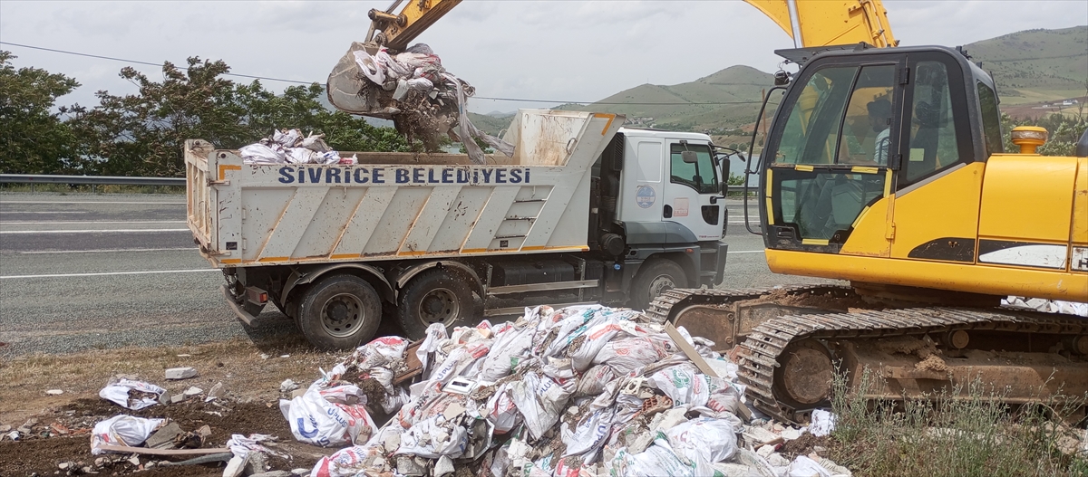 Sİvrice Belediyesi bölgede temizlik çalışmalarını sürdürüyor