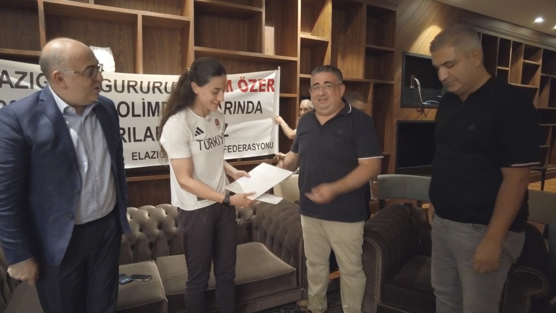 ELFED’den Elazığlı Milli Boksör Gizem Özer’e Moral Ziyareti