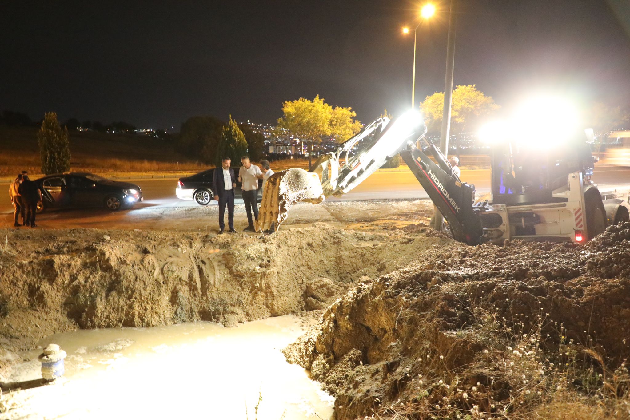 Elazığ Belediyesi Ekipleri, Gece Yarısı Ana İsale Su Hattında Yaşanan Arızaya Müdahale Etti