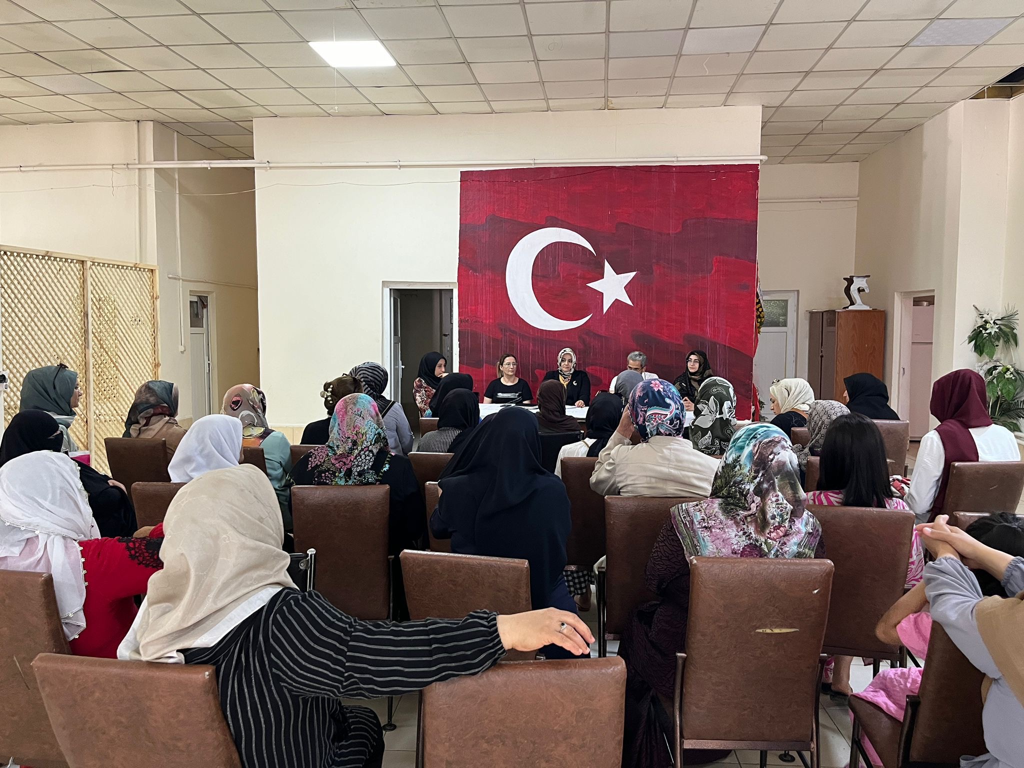 AK KADINLAR MAHALLE ZİYARETLERİ YAPARAK DEVLET DESTEKLERİNİ ANLATIYOR