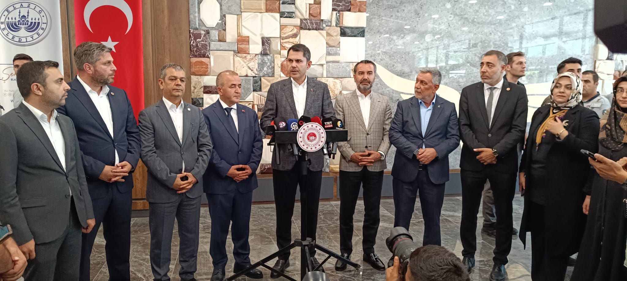Bakan Kurum: Depremzede kardeşlerimizi gündelik siyasete asla alet ettirmeyeceğiz.”