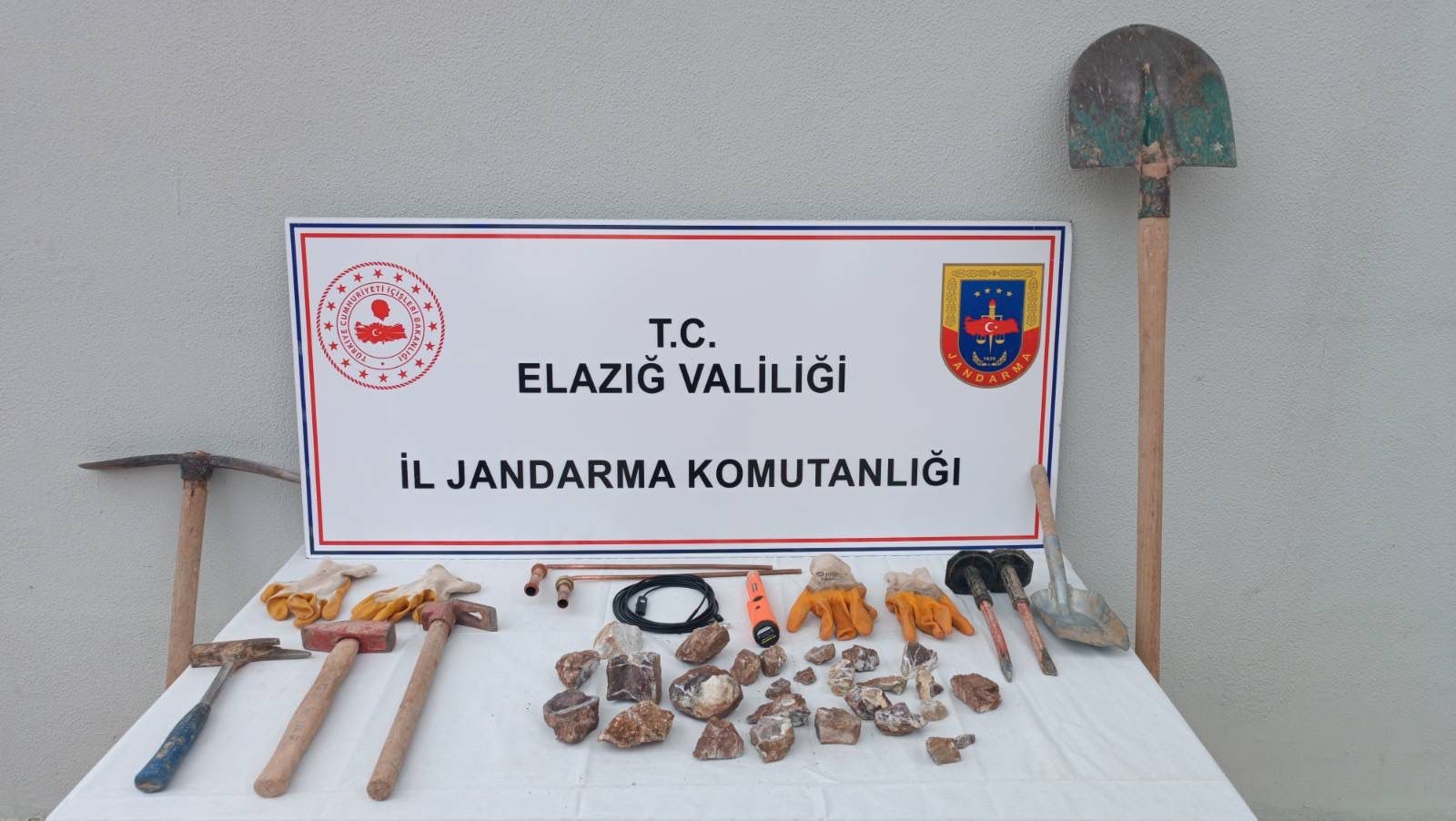 Elazığ’da kaçak kazı yapan bir şüpheli, jandarma ekipleri tarafından yakalandı.