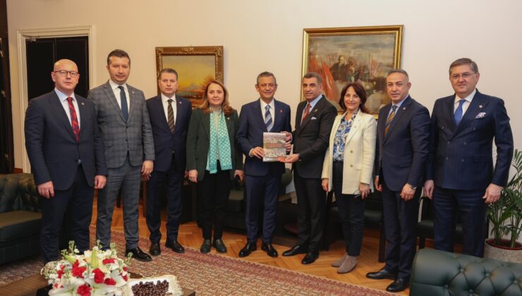 CHP ELAZIĞ MİLLETVEKİLİ GÜRSEL EROL BAŞKANLIĞI’NDAKİ HEYET, GENEL BAŞKAN ÖZGÜR ÖZEL’E HAZIRLADIĞI RAPORU SUNDU
