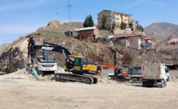 Elazığ’ın Keban ilçesinde yıkılan binaların molozları, ilçe dışına taşınıyor.