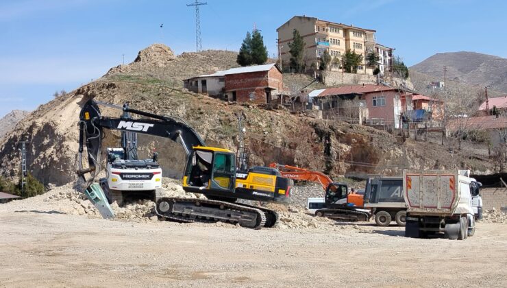 Elazığ’ın Keban ilçesinde yıkılan binaların molozları, ilçe dışına taşınıyor.