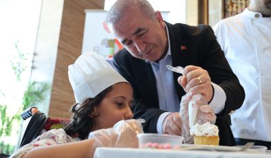 Pasta süsleme yarışmasında Down sendromlu bireyler hünerlerini gösterdi.