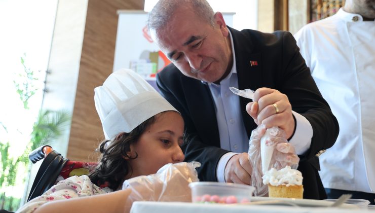 Pasta süsleme yarışmasında Down sendromlu bireyler hünerlerini gösterdi.