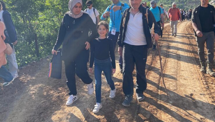 Karanlık Dere Kanyonu’nda Ters Lale İçin Doğa Yürüyüşü
