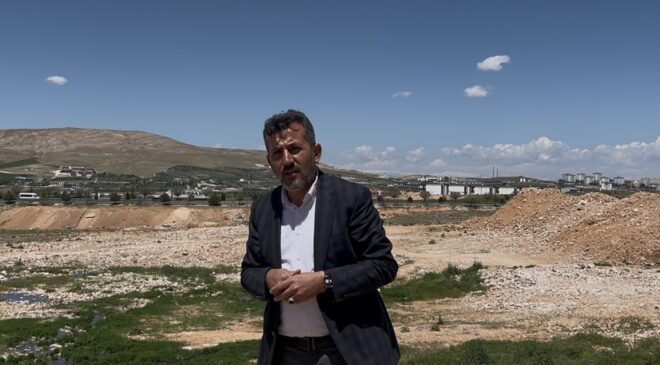 GÜNEYKENT TOKİLER’DE LAĞIM SUYU 1 YILDIR MAHALLENİN İÇİNE AKIYOR