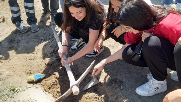 Elazığ’da Öğrenciler Tadım Höyüğü ve Kalesi’nde Arkeolojik Kazı Deneyimi Yaşadı
