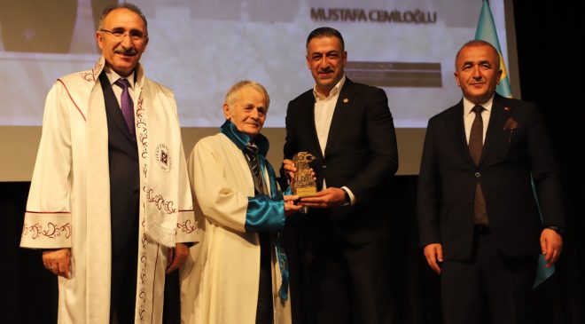 MUSTAFA ABDÜLCEMİL KIRIMOĞLU’NA FIRAT ÜNİVERSİTESİ TARAFINDAN FAHRİ DOKTORA UNVANI TAKDİM EDİLDİ