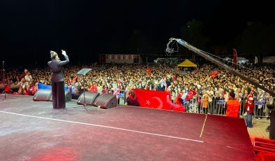 “FIRAT ÜNİVERSİTESİ 50. YIL FESTİVALİ” AZERİN’İN UNUTULMAZ KONSERİYLE SONA ERDİ