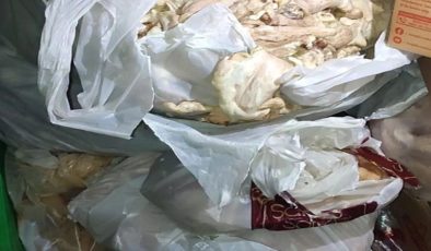 Elazığ’ın Akçakiraz İlçesi’nde bir gıda tesisinde 345 kilo bozulmuş tavuk ürünleri ele geçirildi.