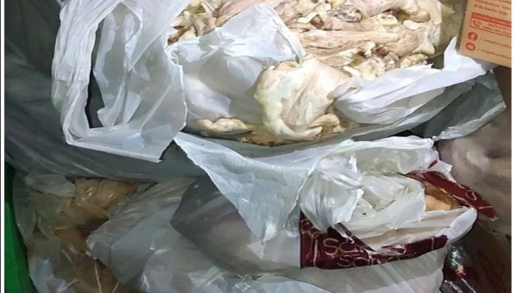 Elazığ’ın Akçakiraz İlçesi’nde bir gıda tesisinde 345 kilo bozulmuş tavuk ürünleri ele geçirildi.