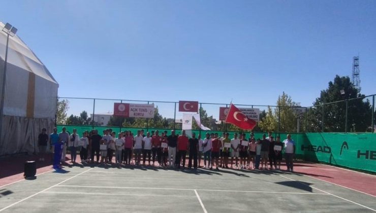 GENÇ RAKETLER TÜRKİYE ŞAMPİYONASI İÇİN ELAZIĞ’DA YARIŞIYOR