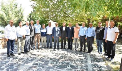 Milletvekili Keleş, muhtarlarla Pertek Feribot İskelesi’nde bir araya geldi