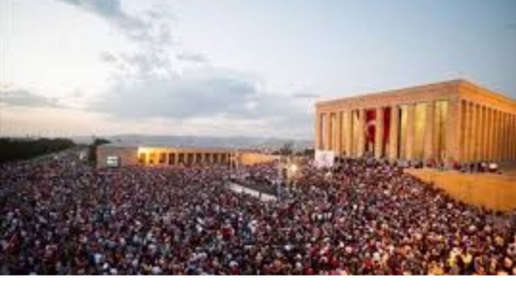 Yurttaşlar Cumhuriyet’in 102. yılında Anıtkabir’e akın etti