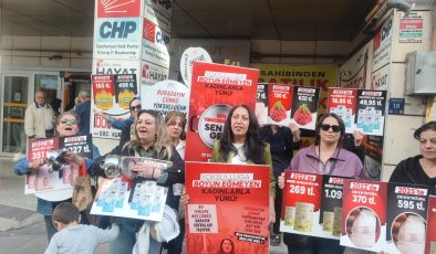 Kadınlardan meydanda boş tava tencere protestosu.”Bu ülkede yoksulluğun bile cinsiyeti var!”