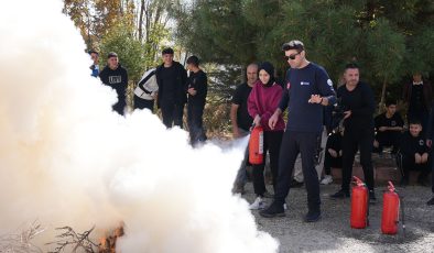 ELAZIĞ İTFAİYESİ’NDEN ÖĞRENCİLERE DEPREM VE YANGINLA MÜCADELE EĞİTİMLERİ VERİLİYOR