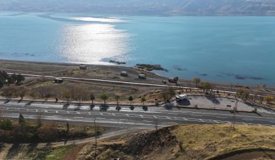 Hazar Gölü’nde Temizlik Çalışmaları Aralıksız Sürüyor