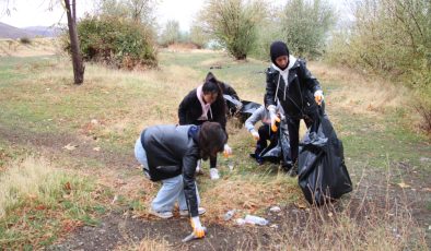 “Sivrice Hazar Gölü Nefes Alsın” Sloganıyla Üniversitelilerden Anlamlı Temizlik Projesi