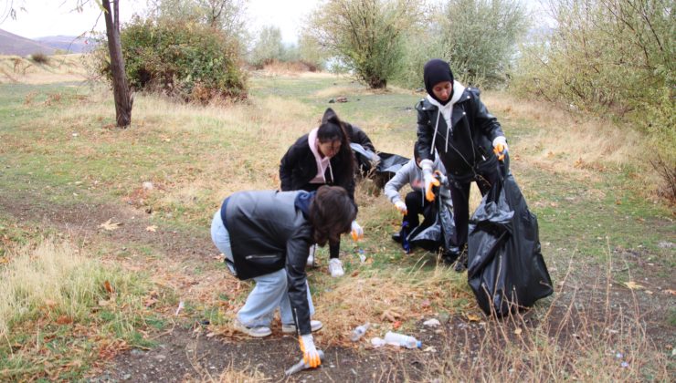 “Sivrice Hazar Gölü Nefes Alsın” Sloganıyla Üniversitelilerden Anlamlı Temizlik Projesi
