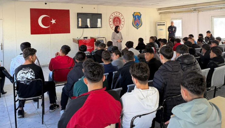 Akran zorbalığı ve kadına yönelik şiddetle mücadele konuları hakkında bilgiler verildi.