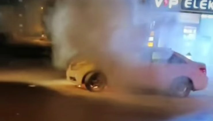 Çalışır vaziyette alev alan otomobil paniğe neden oldu